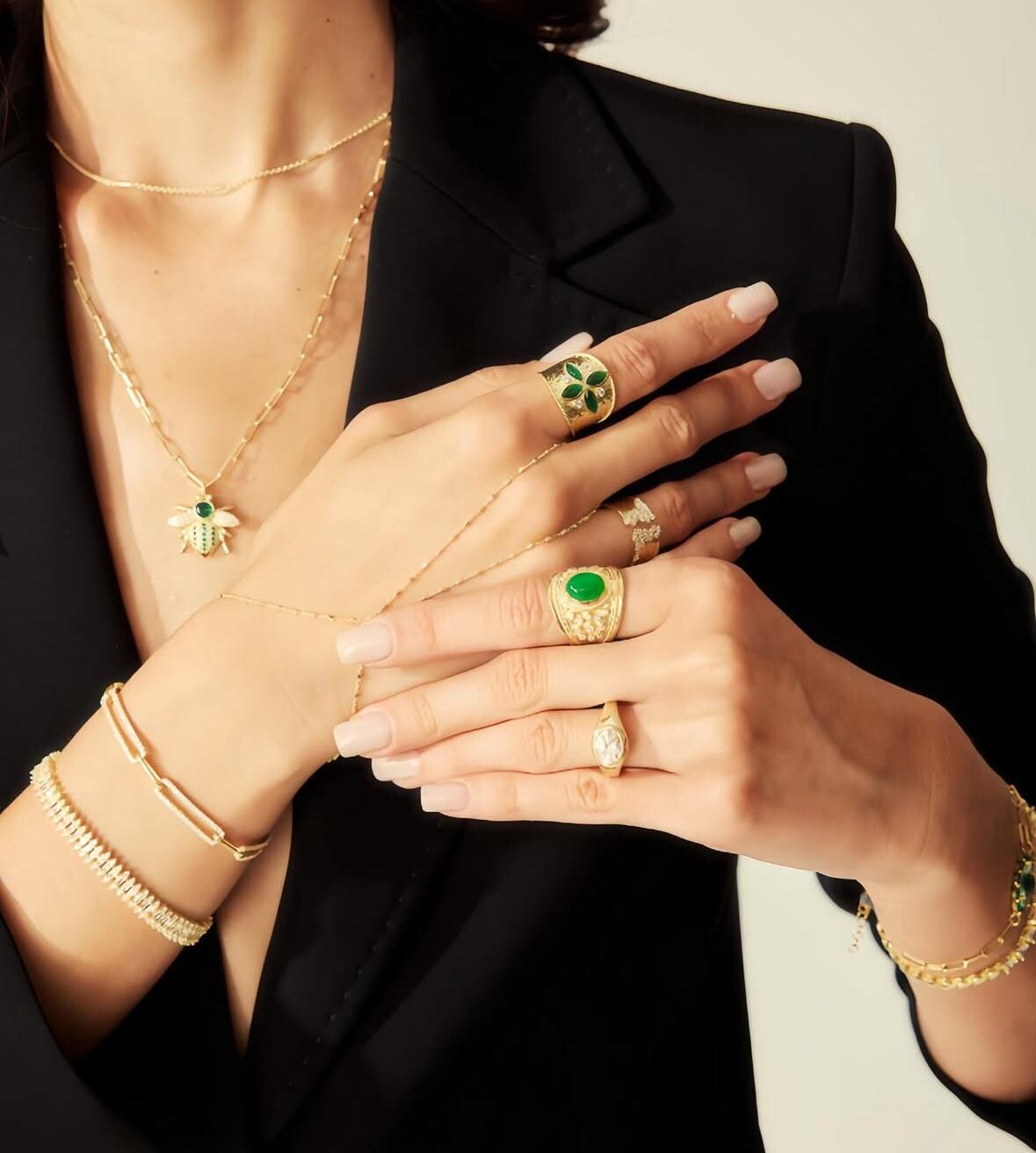 Gümüş ve Altın Takılarla Katmanlı Kombin Nasıl Yapılır?