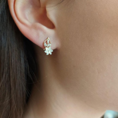 Beyaz Çiçekli Minimal Gold Kadın Gümüş Küpe - CNG Jewels