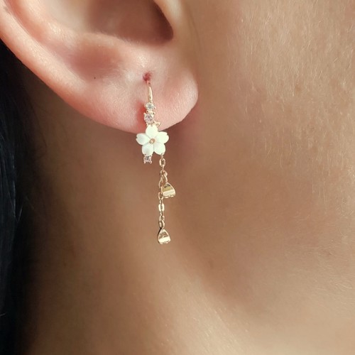 Beyaz Çiçekli Sallantılı Rose Gümüş Bayan Küpe - CNG Jewels