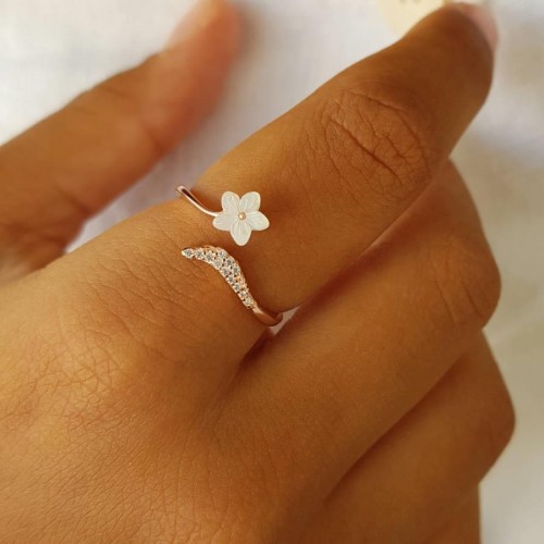 Beyaz Çiçekli Taşlı Trend Gümüş Bayan Yüzük - CNG Jewels
