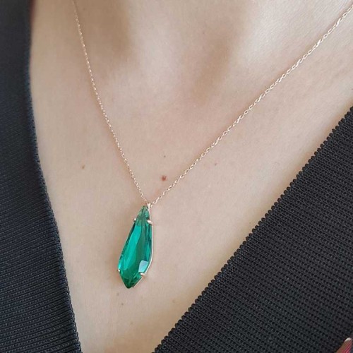 Modern Damla Kesim Zümrüt Renk Taşlı Gümüş Bayan Kolye - CNG Jewels (1)