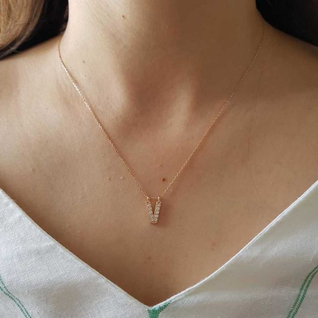 Taşlı V Harfi Gümüş Kadın Kolye - 1