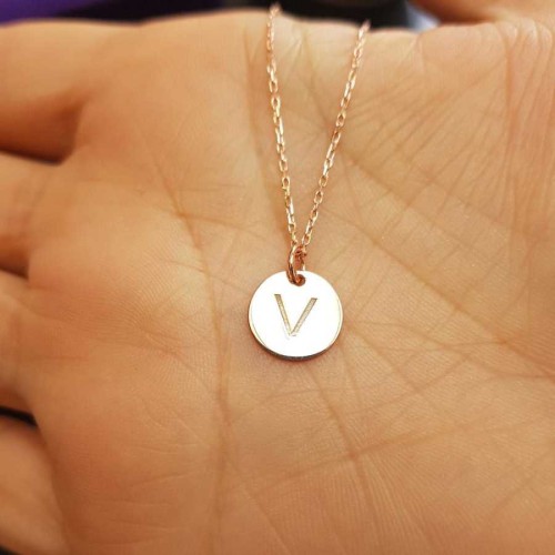 V Harfi Rose Minimal Plaka Gümüş Kadın Kolye 